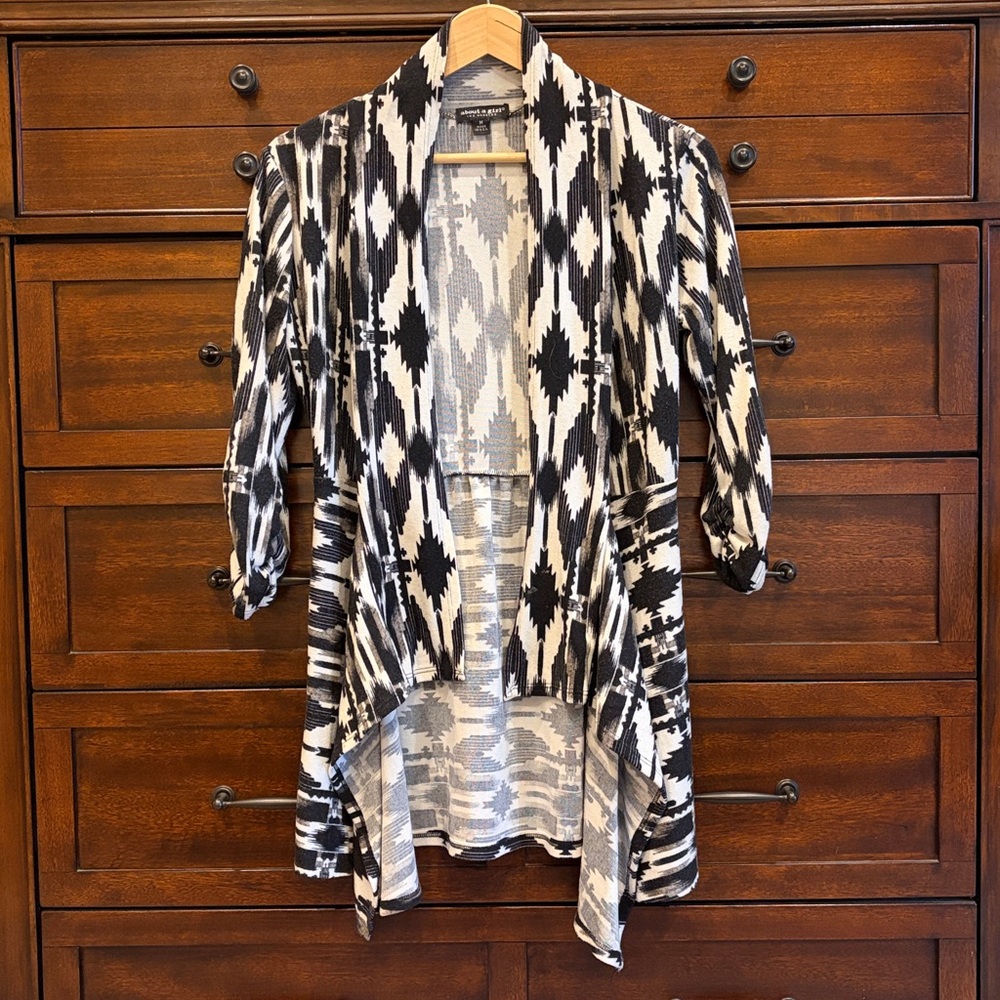 About a Girl Aztec Kimono Cardigan M Black White Open Front Geometric Boho Wrap